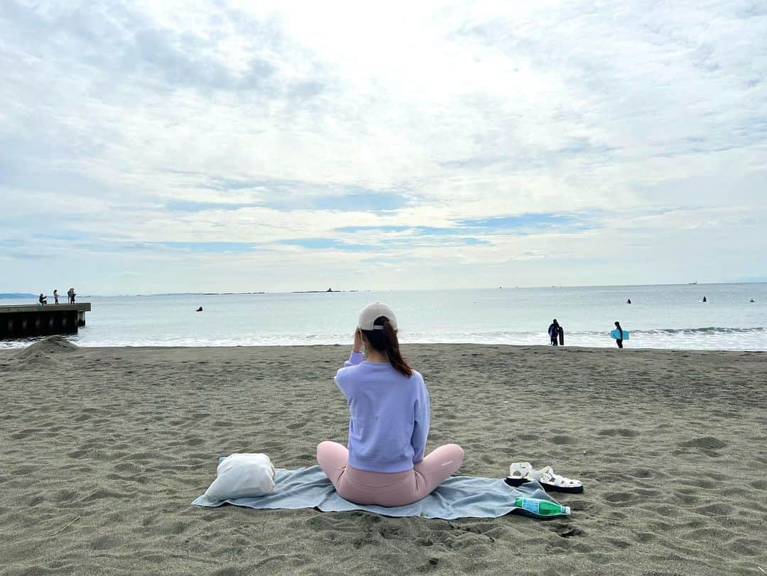 梅本理恵さんのインスタグラム写真 - (梅本理恵Instagram)「海は広いし 空も広いし 波の音に癒されて、 深呼吸したくなります。 ⁡ 海の近くに住んでいたら、 深呼吸だけでもしに 毎日来るなーと思ったー♡ ⁡ 海の景色、波の音、呼吸、 性格までも変わりそうやなぁ。笑 ⁡ ⁡ ⁡ ⁡ ⁡ ⁡ #ビーチヨガ #beachyoga #yoga #ヨガ #海 #波の音 #🧚 #茅ヶ崎 #ホノルルウィーク #honoluluweek #サザンビーチ #毎週日曜日 #サザンビーチ茅ヶ崎 #サザンビーチちがさき #朝活 #朝活女子 #美活 #美活女子 #はんなり #美魔女 #梅本理恵 #きくちゃんカメラ📸 #ありがとう #地球に感謝 ✨」10月10日 10時01分 - rie___12ki