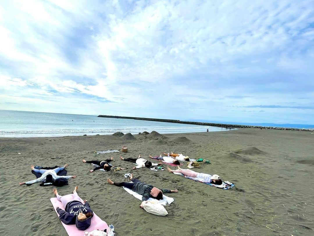 梅本理恵さんのインスタグラム写真 - (梅本理恵Instagram)「海は広いし 空も広いし 波の音に癒されて、 深呼吸したくなります。 ⁡ 海の近くに住んでいたら、 深呼吸だけでもしに 毎日来るなーと思ったー♡ ⁡ 海の景色、波の音、呼吸、 性格までも変わりそうやなぁ。笑 ⁡ ⁡ ⁡ ⁡ ⁡ ⁡ #ビーチヨガ #beachyoga #yoga #ヨガ #海 #波の音 #🧚 #茅ヶ崎 #ホノルルウィーク #honoluluweek #サザンビーチ #毎週日曜日 #サザンビーチ茅ヶ崎 #サザンビーチちがさき #朝活 #朝活女子 #美活 #美活女子 #はんなり #美魔女 #梅本理恵 #きくちゃんカメラ📸 #ありがとう #地球に感謝 ✨」10月10日 10時01分 - rie___12ki