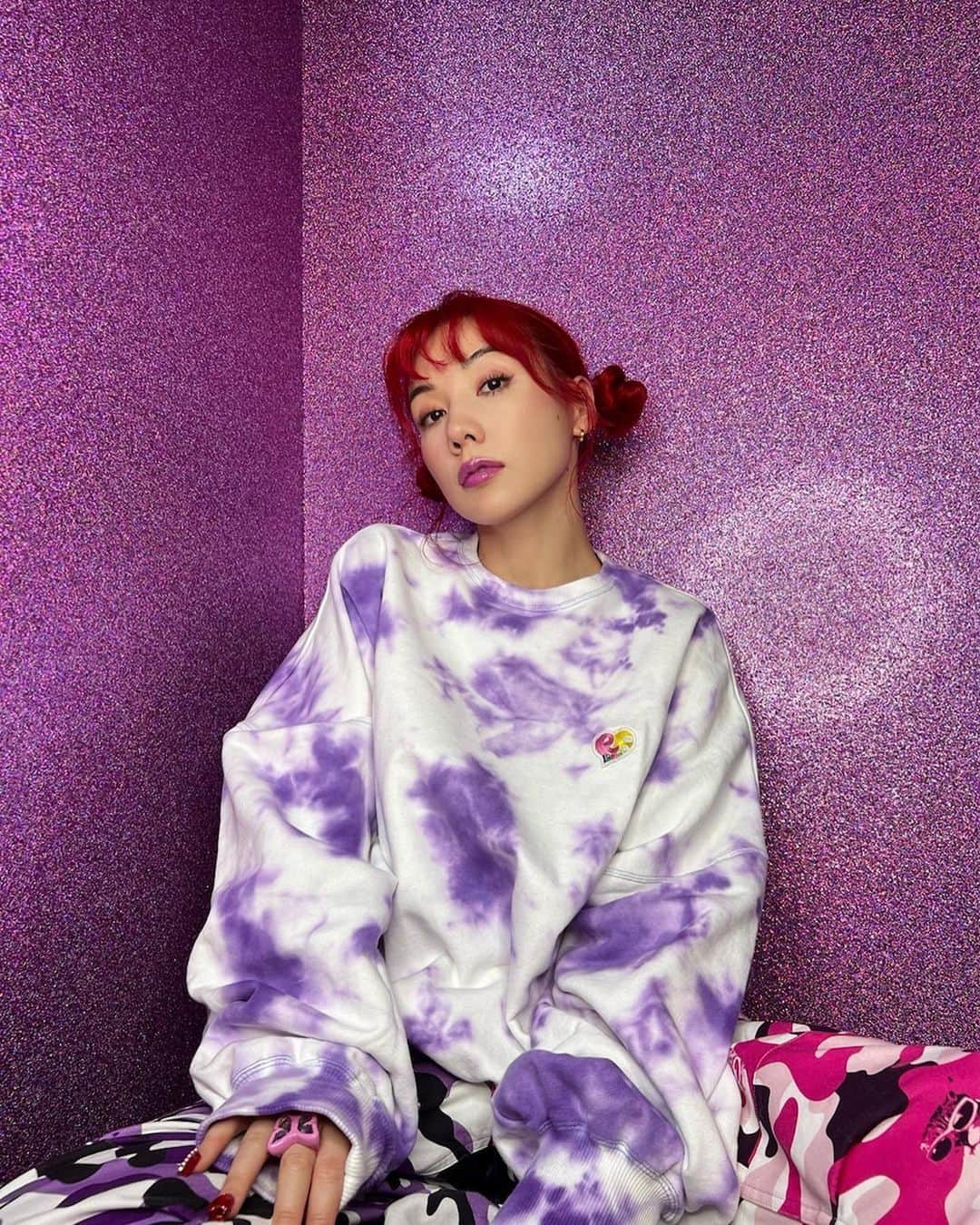 仲里依紗のインスタグラム：「本日10月10日❤️ 朝9時から夜24時までの15時間限定で🕐💞  RE.即完売商品の タイダイスウェットを 受注販売いたします🫰🏻❤️‍🔥💫  NEWカラーのパープルとレモンイエローと昨年のポップアップ限定カラーだったブルーの三色展開です💛💜💙  今から15時間限定なので お忘れなく✏️❣️❣️❣️  @re._oyoufukuyasan_  👆💖💖💖💖💖💖  トップ画面のURLからもSHOPに飛べます🥰」
