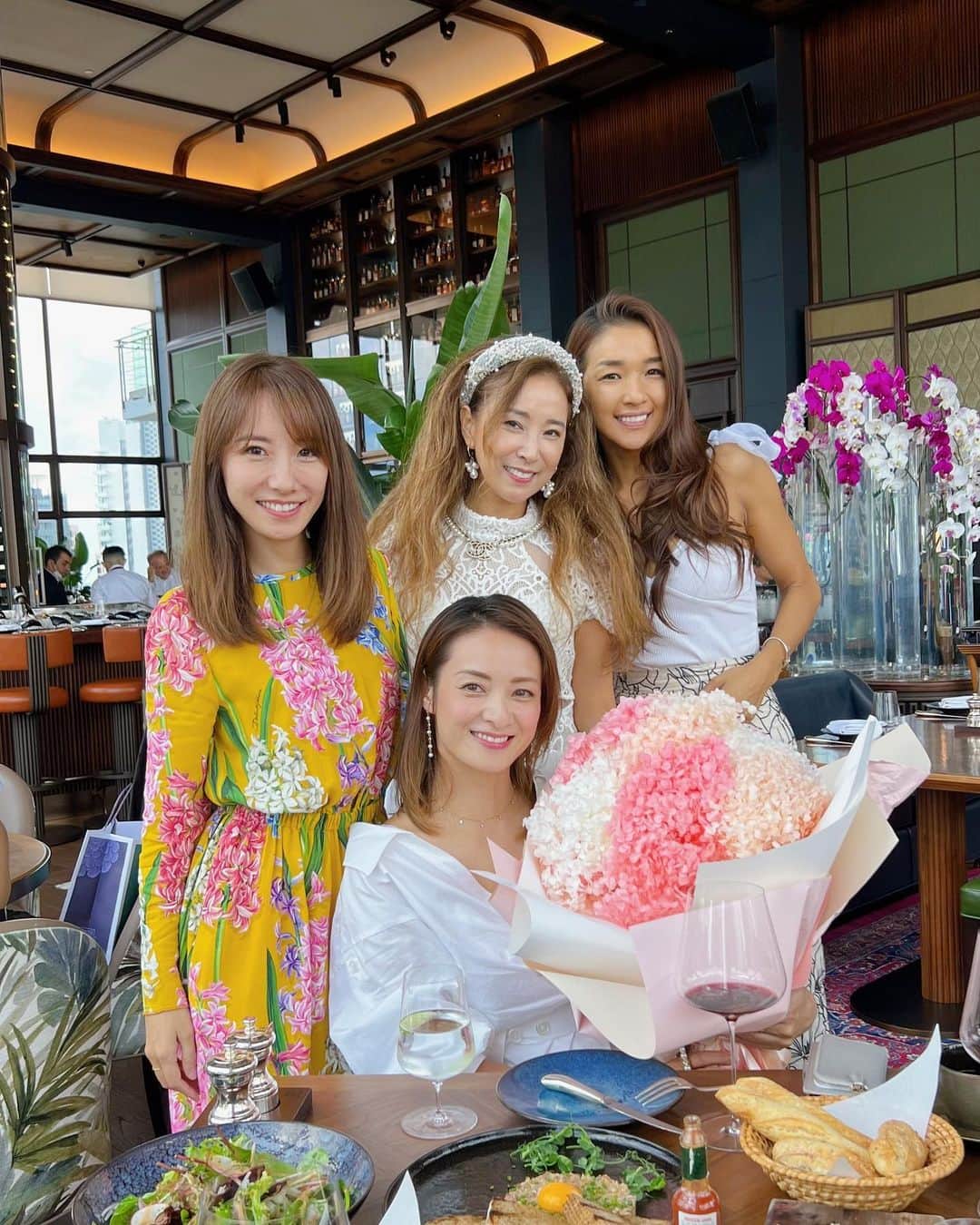 畑田亜希さんのインスタグラム写真 - (畑田亜希Instagram)「美女達がお祝いしてくれました🎂🥂  いつも盛り上がりすぎて笑いすぎてシワ増えちゃうわ🥹❤️  初めて行った素敵なレストランだった🥂ありがとう💋Love  それにしてもシンガポールは本当に美女達が多いと思う😍  #2022 #sg #singapore #birthday #birthdayparty #beautifulfriends」10月10日 10時23分 - akihatada