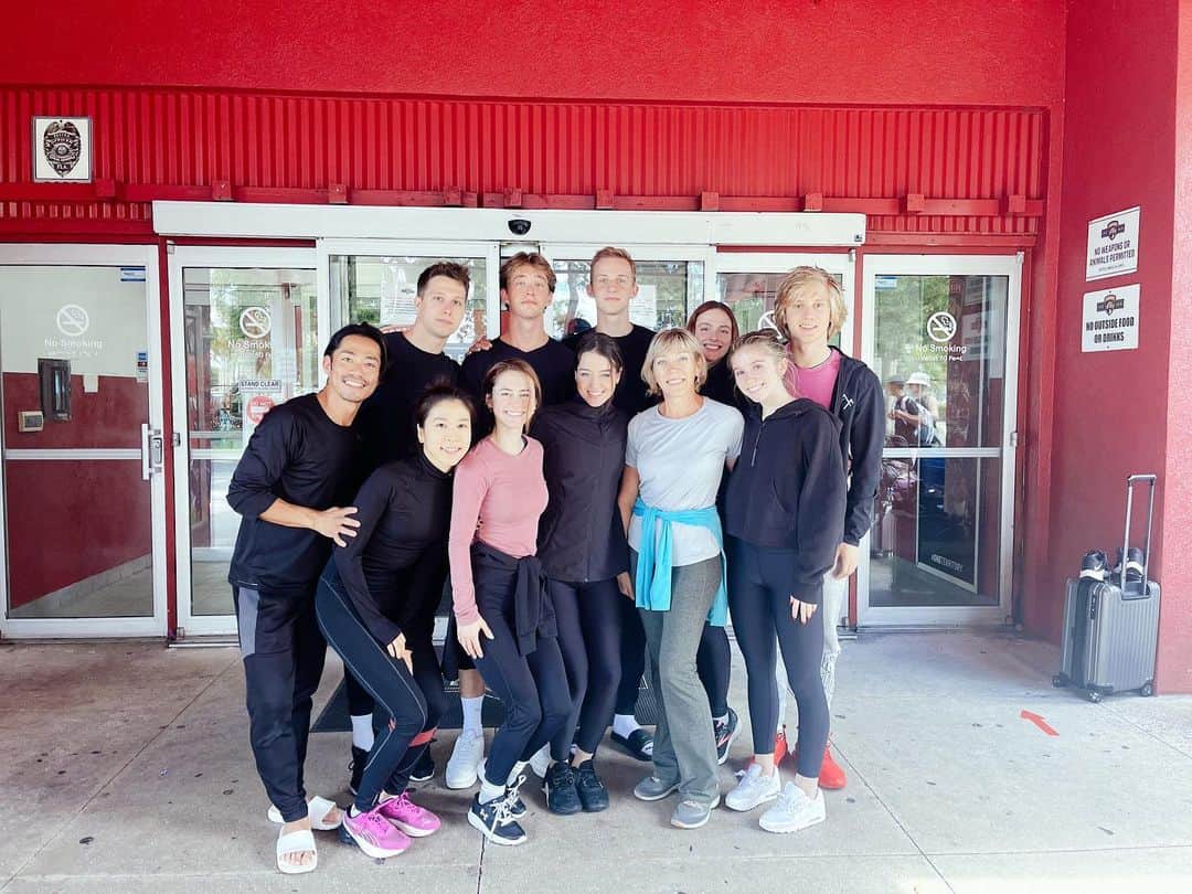 村元哉中のインスタグラム：「Appreciation post for this team and family in Florida🤍 Difficult situation continues but most important we are all safe. All in this together and we have each other 😊 So grateful for everyone🙏🏻 Amazing beautiful skate to Helena and Vova at JGP!and to Sasha and Bella debut representing Philippines! 👏」