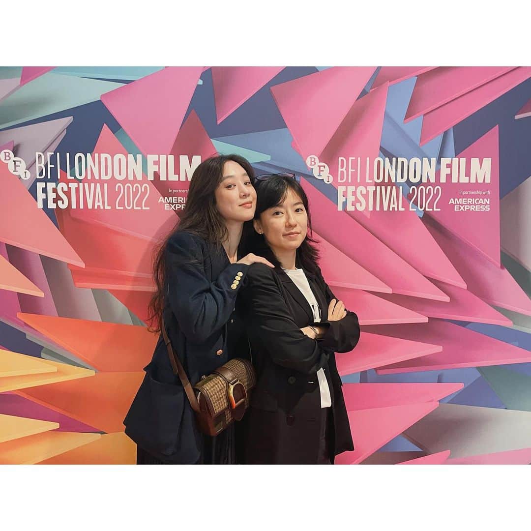 チョン・リョウォンのインスタグラム：「. We were so blessed to have a wonderful time at the 2022 BFI London Film Festival.  I am very grateful to our British audience who were so warm, generous and welcoming to our 3 screenings of The Woman In The White Car. I was also struck by how enthusiastic and excited you were with the K-content. I hope you will continue to support us, we have such creative and hardworking talent, for what is to come! :)🙏  . 2022년 런던 영화제에서 만난 하얀차를 탄 여자 스크리닝에 참여해주신 영국 관객분들, 따뜻하고 관대하게 봐주시고 반겨주셔서 감사합니다 한국컨텐츠에 관심이 많은것도 너무 신기했어요. 꾸준한 관심과 사랑 부탁드립니다💂‍♀️👍」