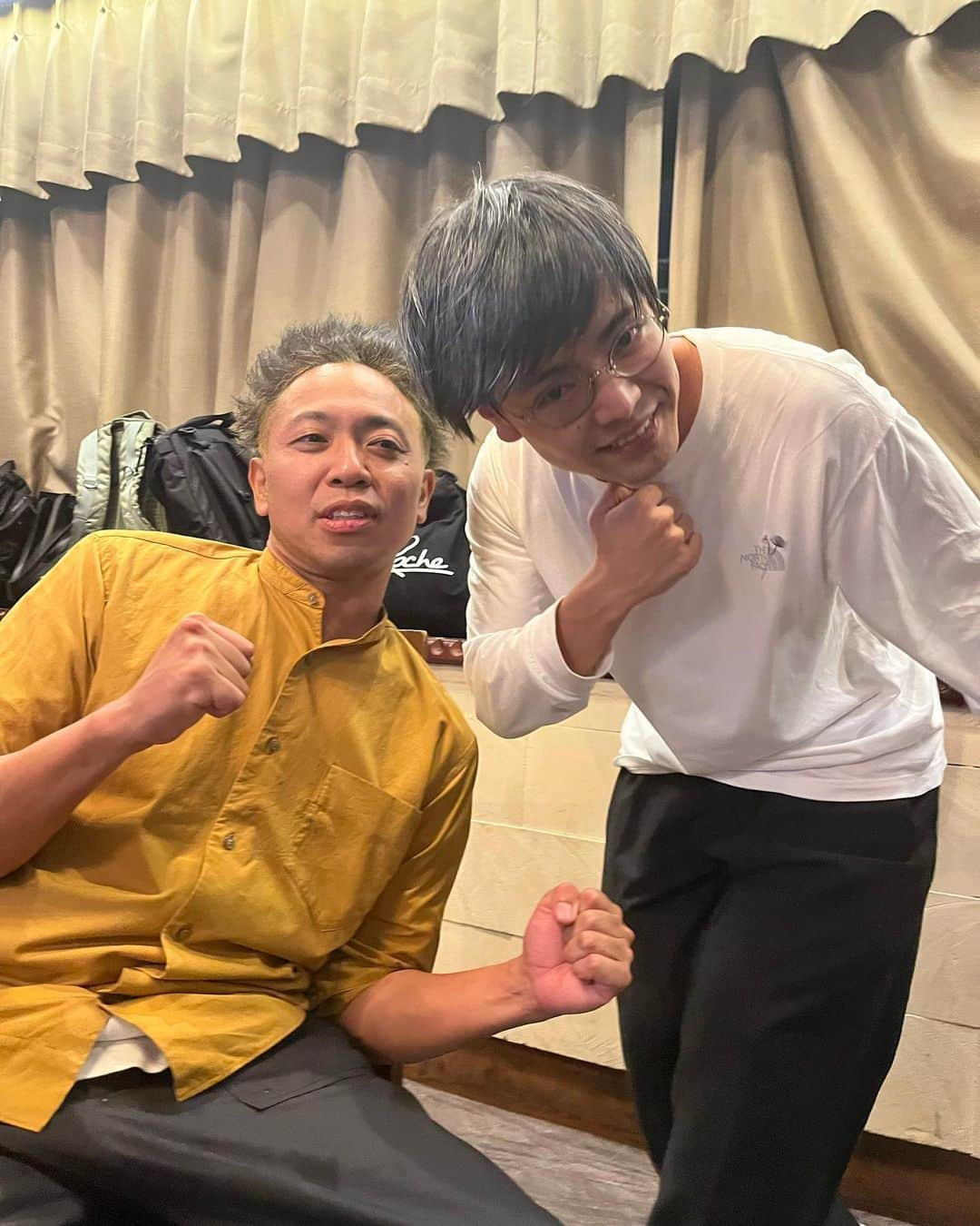 桃沢健輔さんのインスタグラム写真 - (桃沢健輔Instagram)「サンシャイン池崎さんの第8回単独ギャラクシー「グラップラーZAKI」 ありがとうございました！  池崎さんの単独は３年ぶりで、 我々はデビューの年から毎回出させていただいてての4回目でした  毎回長尺のコントに出させて頂いているのですが、 もう少し頑張って、また来年、ちゃんと勉強させて頂けたら何よりです。 人生で初めて髪を染めました。 今年も今年とて非常に楽しかったです！！！！！  配信アーカイブが1週間、15日まであるそうなのでぜひ！！！！」10月10日 2時15分 - momozawa_kinnokuni