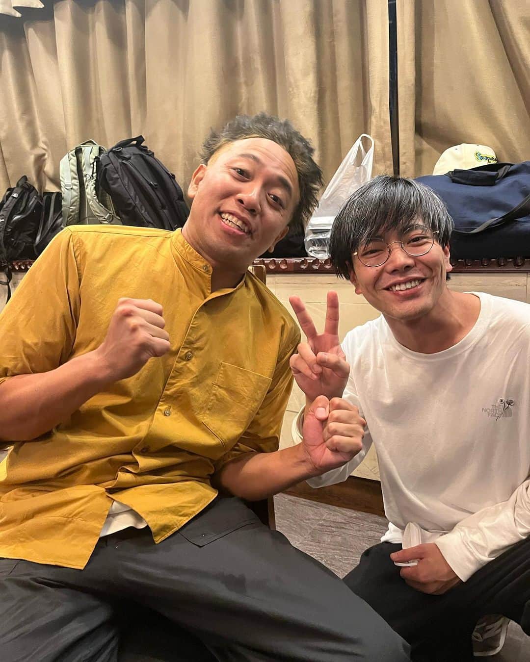 桃沢健輔のインスタグラム：「サンシャイン池崎さんの第8回単独ギャラクシー「グラップラーZAKI」 ありがとうございました！  池崎さんの単独は３年ぶりで、 我々はデビューの年から毎回出させていただいてての4回目でした  毎回長尺のコントに出させて頂いているのですが、 もう少し頑張って、また来年、ちゃんと勉強させて頂けたら何よりです。 人生で初めて髪を染めました。 今年も今年とて非常に楽しかったです！！！！！  配信アーカイブが1週間、15日まであるそうなのでぜひ！！！！」