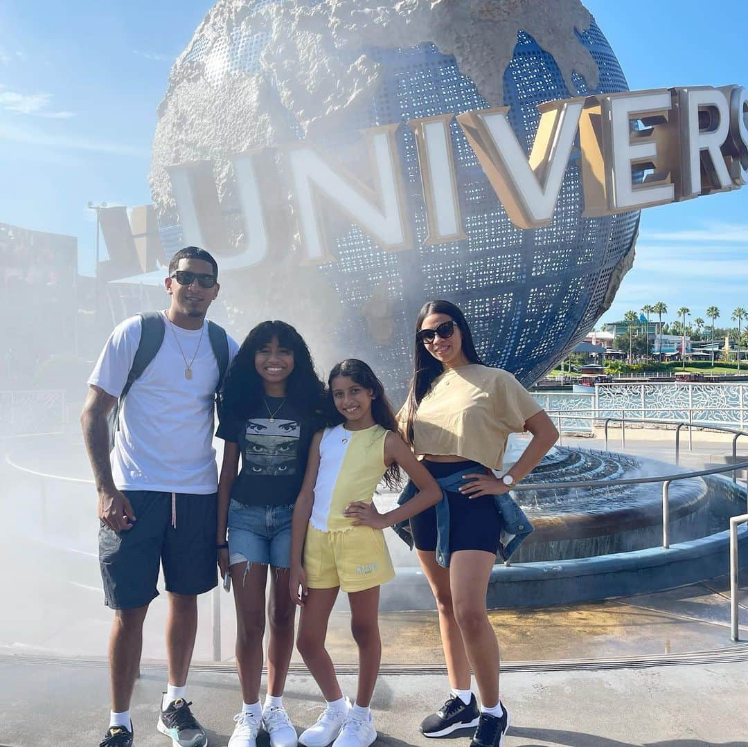 Héctor Emmanuel Birrielのインスタグラム：「La mejor semana de mi vida 😍 Todos los días se aprende algo nuevo🎢 🌊🛫🎡🌋🏩 Yo aprendí a valorar a mi familia antes de que se me hiciera tarde 🙏🏽」