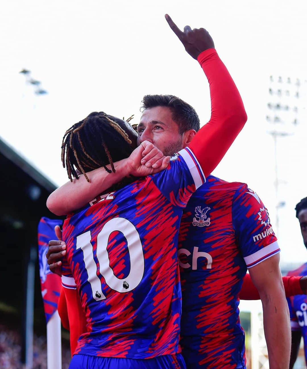 ジョエル・ワードのインスタグラム：「It wasn’t the prettiest but we got the job done +3 @cpfc @o.edouard_18 @ebere10 🔥」