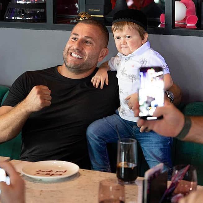 グーカン・サキのインスタグラム：「With the champ champ @hasbulla.hushetskiy   #hasbulla #dubai #mydubai #uae #dubailife #turkiye #fighter」