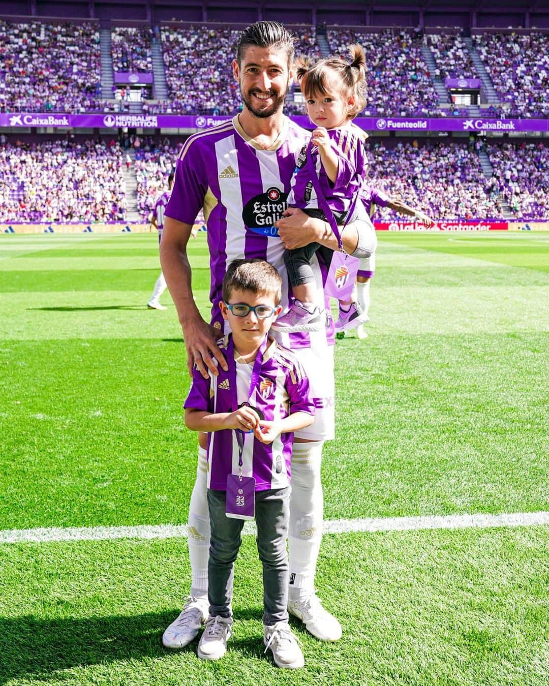 セルヒオ・エスクデロのインスタグラム：「Muy contento de cumplir 200 partidos en @laliga en primera división.  Feliz de hacerlo acompañado de mis hijos y en el club donde empezó todo @realvalladolid ⚪️🟣  Sumamos 1 punto con la sensación de haber podido sumar 3. Seguimos en el camino…💪🏽」