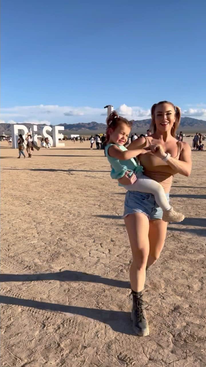 Lauren Drain Kaganのインスタグラム：「@risefestival Lanterns of Love Letters Light up the sky 🔥🕯❤️‍🔥」