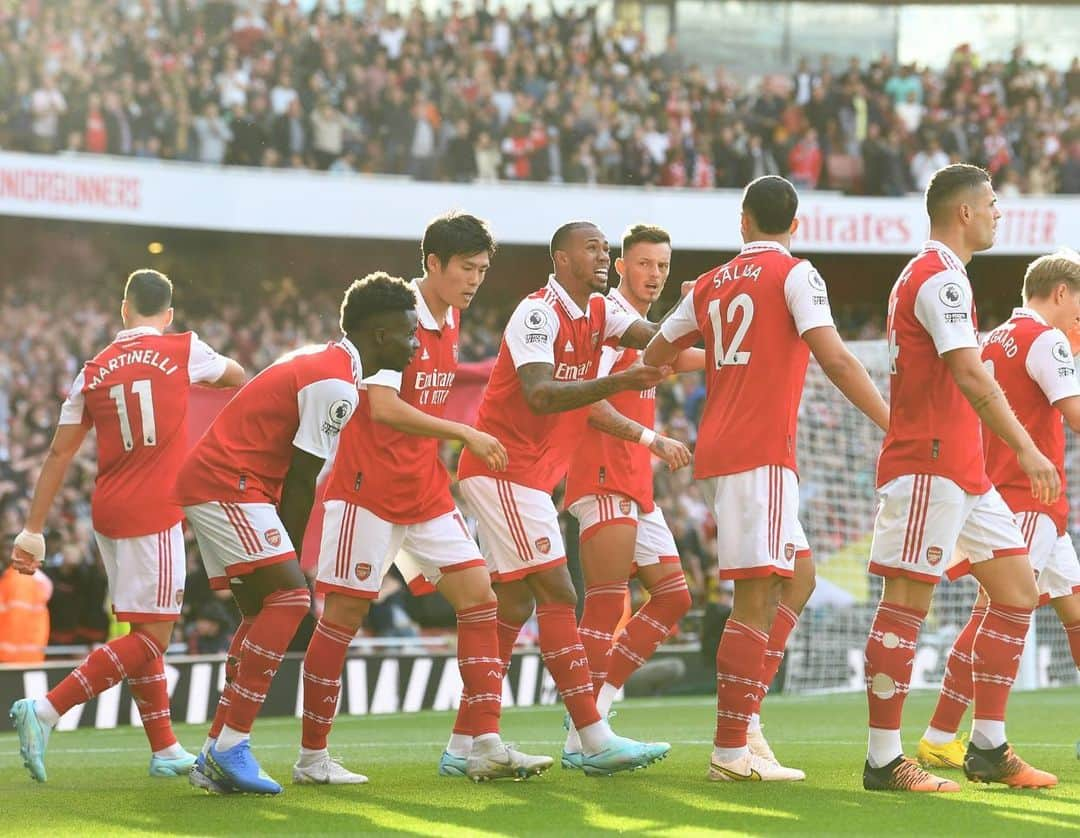 冨安健洋のインスタグラム：「Big 3points today. Well done guys and thank you for your amazing support Gooners!!!」