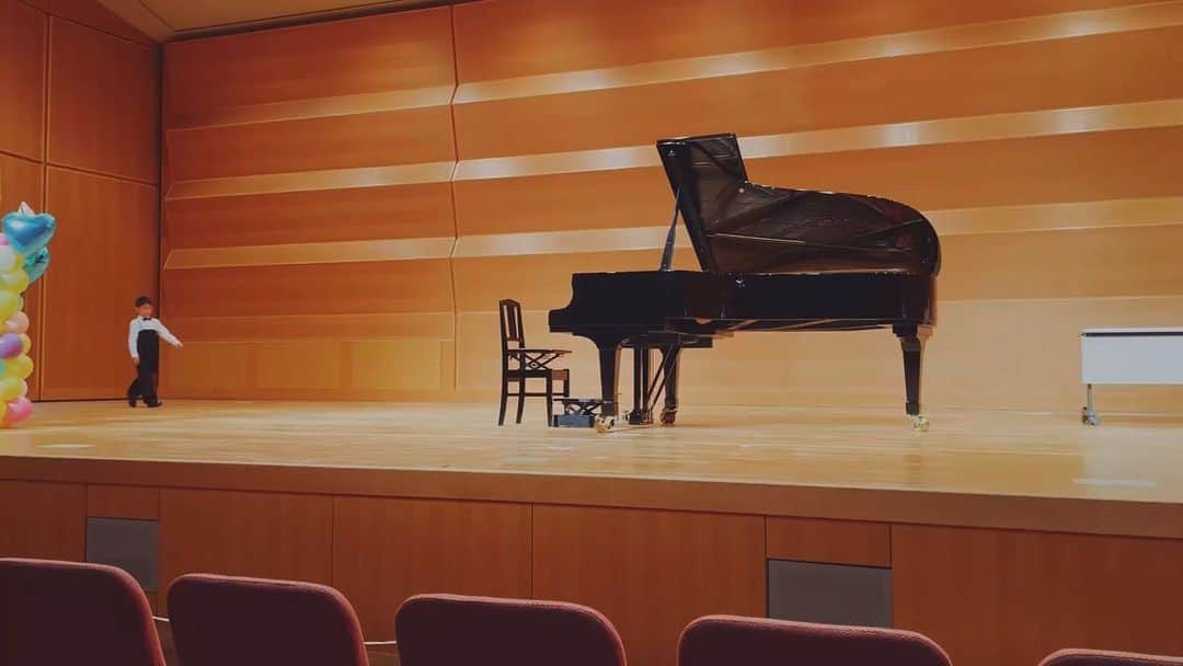 ジュジュのインスタグラム：「坊ピアノを始めて約1年の初めての発表会🎹  ずっと🚗で聞いていた私の大好きなsummer/久石譲を坊も好きになり1曲目に選んでくれました♡  2曲目はカッコイイバラード🎵  どちらも自分で選び、まだまだ小さな手で弾くにはとても難しい曲だけど、坊君なら大丈夫!! と先生が仰って下さり決定しました。  でも練習を重ねて、弾ける様になってくると...  逆に人前で弾くのをとても嫌がる様になりました。  弾いてー👏と言われる機会で、泣いてしまって全く弾けない。。。  緊張するんだよね...  弾きたいけど弾けない...  失敗が怖い...  せっかく大好きで練習頑張ってるのに自信をつけさせてあげたい!!と 思い、色々な機会を与えたけど、ずっとダメで...  そんな中一度だけ、ストリートピアノを弾く事ができました🎹😭  その時から少し自信をつけてくれて、発表会頑張れる💪 と言ってくれました。  信じていたけど、少しどこかで本当に本番弾けるんだろうかとの心配も...  そして迎えた今日...  とってもとっても頑張って弾けました👏🥲  堂々とした姿に、涙が止まらず...撮っていたムービーは全然撮れて無かった.笑 (父撮影を拝借)  一言言いたい事があるよ♡  "感動をありがとう"  段々と大きくなっていく手でどんな音色を奏でていくのかお母さんはとっても楽しみです🫶  #坊ピアノ歴1年1ヶ月 #初めてのピアノの発表会 #7歳 #挨拶も連弾も頑張れたね #🎹」