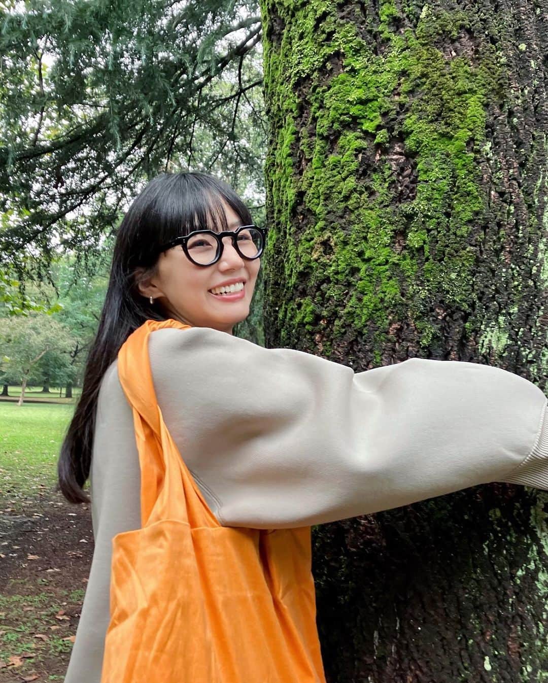 Shiho Sasakiのインスタグラム：「だいぶ涼しくなったね🍃 @m_moussyofficial のニットカーデは 迷わずGRYにしました〜 カラーパンツに合わせても絶対かわいいよね🤤  #M_MOUSSY #MOUSSYSNAP」