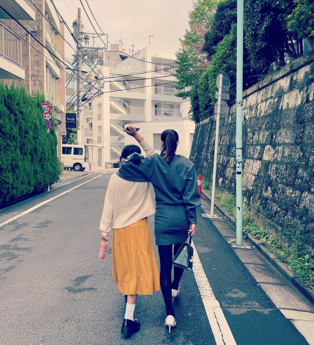 長谷川京子さんのインスタグラム写真 - (長谷川京子Instagram)「一緒にいても大きくなったな〜と感じていますが、今日娘の幼稚園からの友人家族にばったり会って。 あまりにもここ一年で成長著しかった娘に最初誰か気付かず、知った途端ひっくり返らんばかりに驚いた様子を見て、そんなに成長していたのかと、わたしも驚かされました。  #daughter#onepiece#whimgazette#holiday」10月10日 18時37分 - kyoko.hasegawa.722