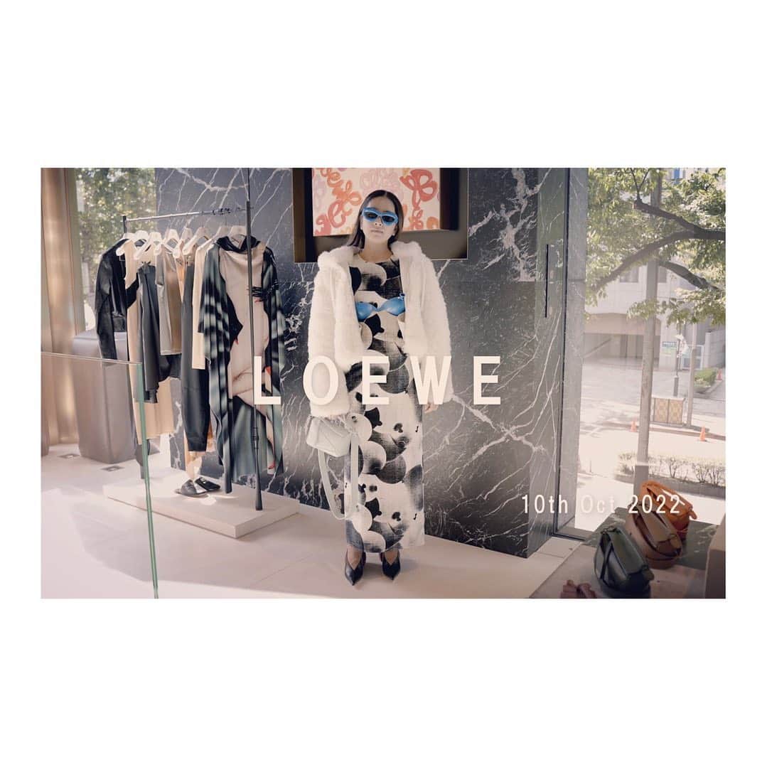 百々千晴のインスタグラム：「@loewe   DODOTUBE ２１時から 2022AW コートの紹介です🧥  リンクはストーリーズから💓  おねがい、私の頭から離れて、ってぐらい 欲しすぎて、ずーっと考えてる。🙄  #loewe」