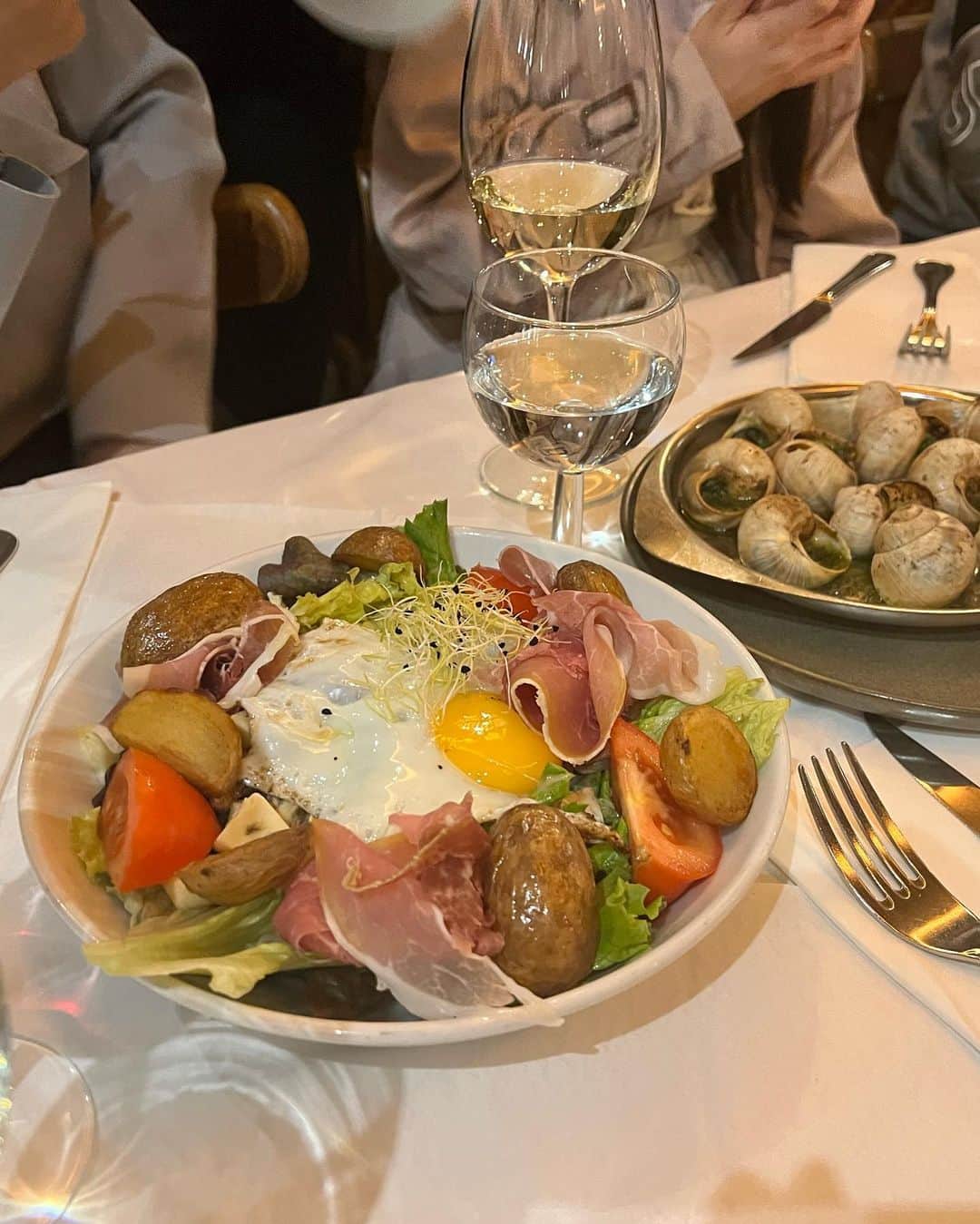 古河由衣さんのインスタグラム写真 - (古河由衣Instagram)「パリのカフェで昼からワイン🍷 街並み全てが美しい  #paris #パリ #cafe #wine #ワイン」10月10日 19時07分 - furuyuistagram