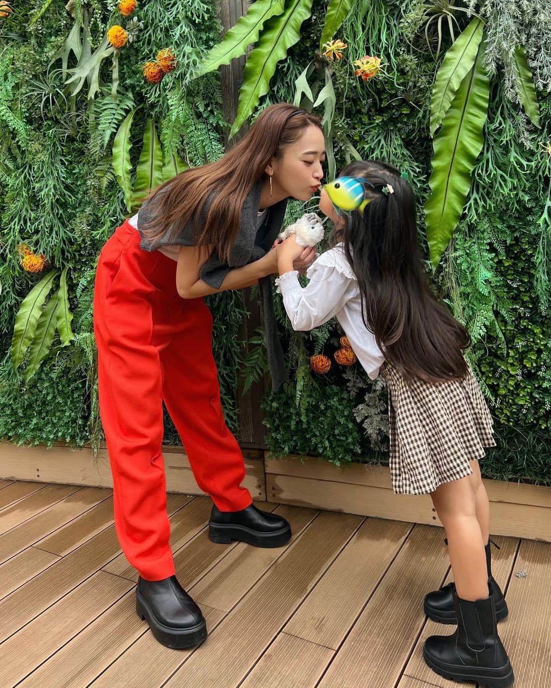 近藤千尋のインスタグラム：「お人形持って、チュウするふりしよ？って 5歳に言われてしたポージング💗笑 もう自分でコーディネート組んだり 髪型指定してきたり ほんとに女子！！！！笑😂💓💓 ママが髪切らないからトアも切らない！らしい。笑😂  ピンは、いつも　@potete_potete 😇  足のサイズ🦶私が22.5センチで小さいので、すぐ一緒に靴とか履けるのかなぁ…😊笑  池袋サンシャイン水族館🐟に。。 昨日の夜、急に思い立ったので チケット予約して🎟いきました🐡  Tシャツの上にニット着てると 温度調節しやすいからおススメ🥹！  二枚目は、ペンギンさんが上を泳いでて 一緒に写真撮るのに必死な太田夫婦😀 ペンギンさんありがとう🤎」