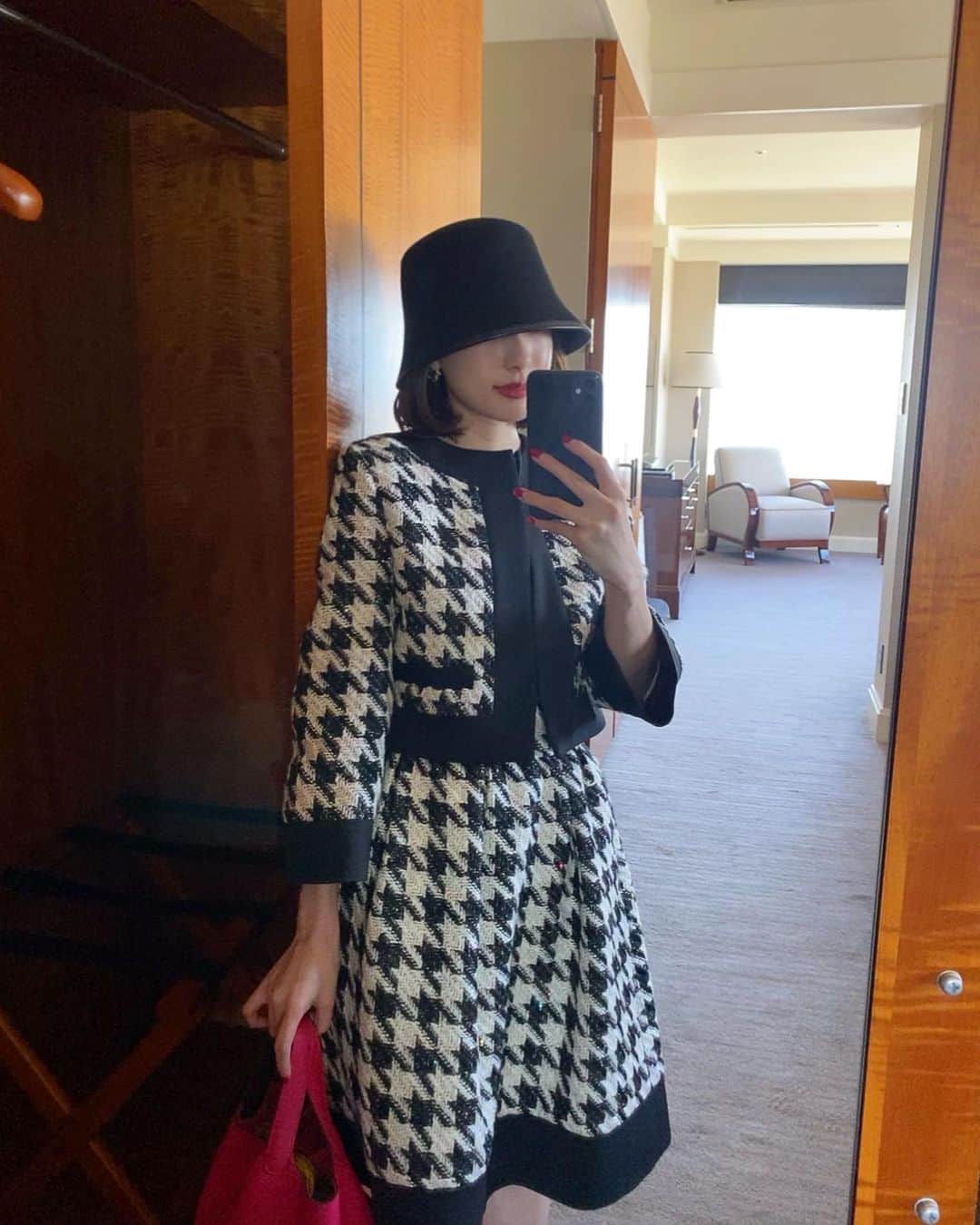 冨張愛のインスタグラム：「千鳥格子forever🖤🤍」