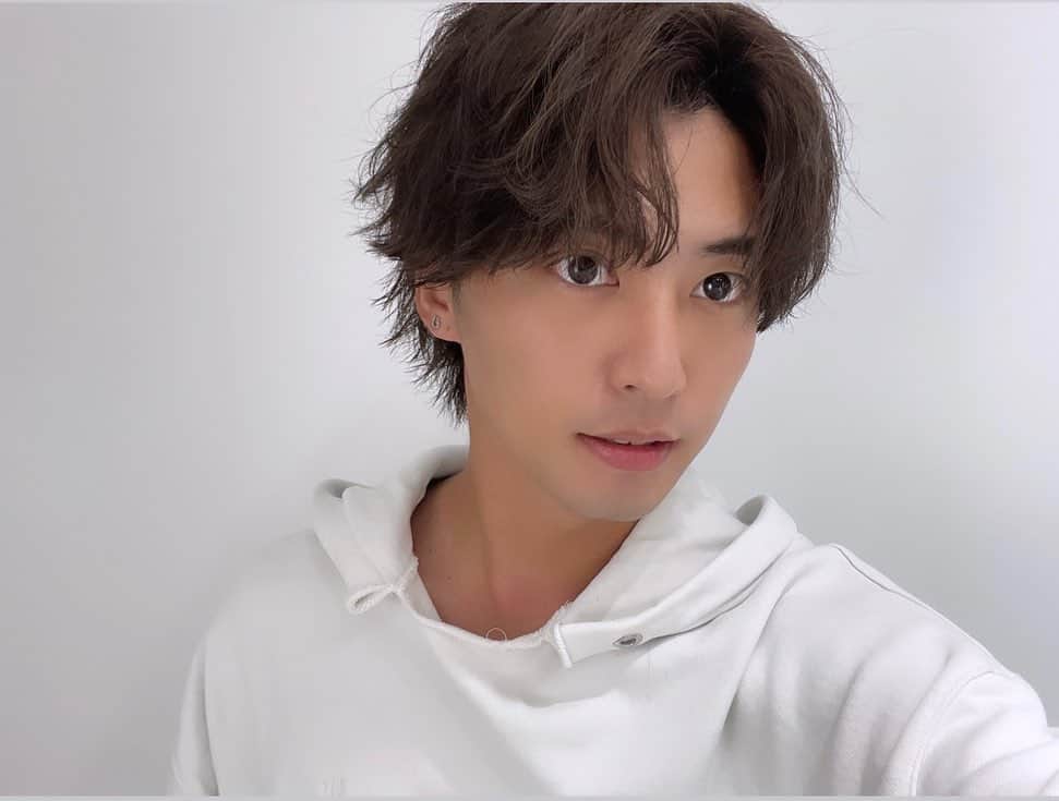 品川翔のインスタグラム：「黒髪見慣れない （撮影の為に黒髪）  #黒髪#久々すぎて見慣れない #黒髪ショート #インスタグラム #俳優 #フォローミー #フォロー #コメント返し#コメント #フォロー歓迎 #フォロー大歓迎 #workout#cinema#cinematic#cinematicvlog#cinematicvlogger#vlog#vlogger#filmmaker#フィルムメーカー」