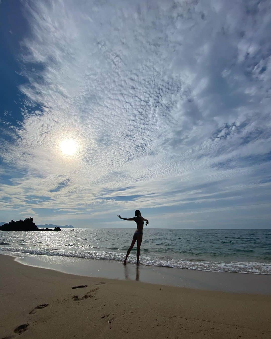 花井瑠美のインスタグラム：「今年、最後の夏🌈  私が生まれたのは最後の夏を感じきって 秋に向かう季節。  やっぱりこの季節好きだな〜🌿  太陽ピカーンの真夏の海と  風が涼しくなり始めた頃  心地良い🌍💞  るみーって音と  うみーって音  似てる🌞  海は広くて大きくて  どこまでも国境を越えて 果てしなく続く  多国籍、ジェンダー、概念、 ジャッジしない みーんなみーんなonly one🌟  @umitomorito.micaco  みかこさんのトリートメントを受けた時に 長年施術をしているからこそ見て感じてきたことで その日のお客様と海の波が本当にリンクするっておっしゃってた🌍  私がトリートメント受けた日は、本当に穏やかで太陽の光に反射してキラキラがいっぱいだった✨  そういえばいつも 海に近づく日は地中海のように穏やかなキラキラ波を見ることが多い👁💞  出会いでこうゆう素敵な言葉を知ったり本当に嬉しいなぁ🌈  ↓ハイヤーセルフ担当のツキちゃんからシェア🌙  人間は"罪人である"という意識をほとんどの人類が植え付けられていて 被害者になり、加害者になり、裁く側になったり。  それにより罪が生まれカルマが生まれ  そのカルマを償う為に生まれたはずが、更に償いながらもカルマを増やしいる。  何かを裁く心と調和の心は共存できない  ○でマル、丸、まーるく 🌍🌕  もっともっと宇宙から地球を俯瞰して 海のように 広い心で生きていこう🌍🧚‍♀️🌈  海には沢山の生き物🐬🐳🐠🧜‍♀️  海から見るとね👁  太陽パッカーンの日🌞 大人も子供も みんな喜んでおもいっきりはしゃいで  満月の日🌕 涙を流していく子たちもいて一緒に流していくよ🌊  大抵のことでは怒らない海も たまにね全てを呑み込むほどの 津波もおきるよね🌊  そんな自分も愛しておる❤️‍🔥  この身体も顔も肉体様でギフト💐  モラルは人を裁く為ではなく 自分の為に持っておくもの✨  今日はフルムーン🌕  #海#広い心#愛#誕生日プレゼント #selflove #フルムーン#固定概念#手放す #陰陽五行#空#キラキラ#輝く #多国籍#ありのままの自分 #ハンタームーン#ありがとう」