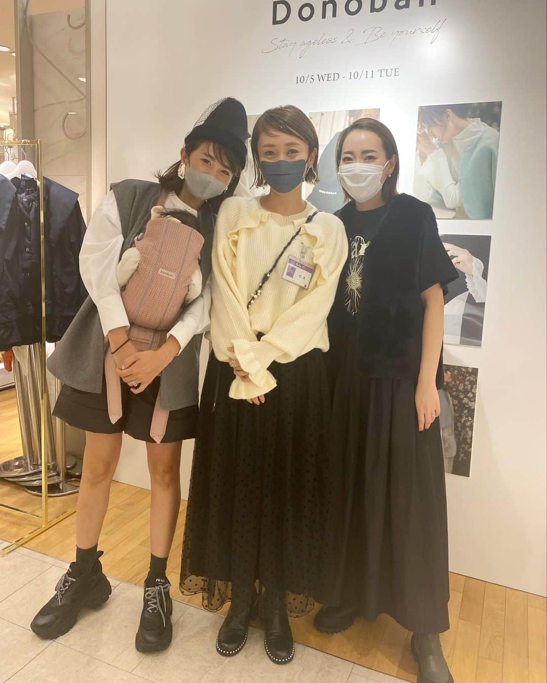 Mai Wakimizuのインスタグラム：「今日は私にとって初めての日。初めて息子と娘を1人で連れてお出かけでした♡大阪行くまでの車内で、"今日はママ抱っこ出来ないからベビーカーに座っててね、お約束出来る？"これ息子に何回繰り返し言ったかな。笑 真加親子にヘルプしてもらいながら(行き帰りはずっと手を繋いでくれてたにいに♡6枚目)、私のしつこい言い聞かせのせいか(笑)最後までご機嫌良くお買い物に付き合ってくれた！しかも帰りの車で、"ママ抱っこしない、ベビーカーに座ってる。お約束だから"って言って来て（；＿；）息子とお約束を交わしたのは今回2回目で、1回目の時、2歳だからどうせ無理だろうなぁって思いながら約束げんまんしたらそれをちゃんと守ってくれたことがあって。勝手にまだ2歳だから無理って私が思い込んでただけだった♡これからは2人連れてなんて当たり前のことだろうし大袈裟だと思われるだろうけど、私にとってはデビュー戦で特別な日になりました♡ 初めての日を経験させてくれたあきろんにも感謝♡笑 お陰でお買い物も出来たし久しぶりの梅阪も楽しかった＼(^o^)／ #2歳2ヶ月#生後2ヶ月#兄妹#男の子ママ#女の子ママ」