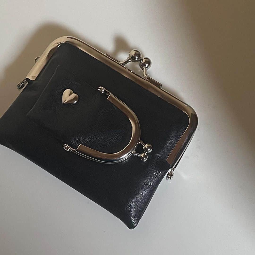 みこのインスタグラム：「my new wallet🖤お財布を変えたくて今年ずっと探していて、やっと、これだ！に出会えて、今朝届いた〜！ハッピーです✌️  ブランドだとmiumiuかPRADAかな〜と思ってたんだけど、ブランド品っていうのもなんか私のキャラじゃないような気がして、、(miumiuのバッグはめっっちゃ欲しいけど、、😂)  たまたま友人のアカウントから知った、アーティストさんが作られてたお財布が今の私のfeelingにぴったりで、即購入しました✊🖤  私服は、最近、強ガーリーを目指して邁進中です❤️‍🔥完成がたのしみ。ビジュアル更新は、もはや趣味。」