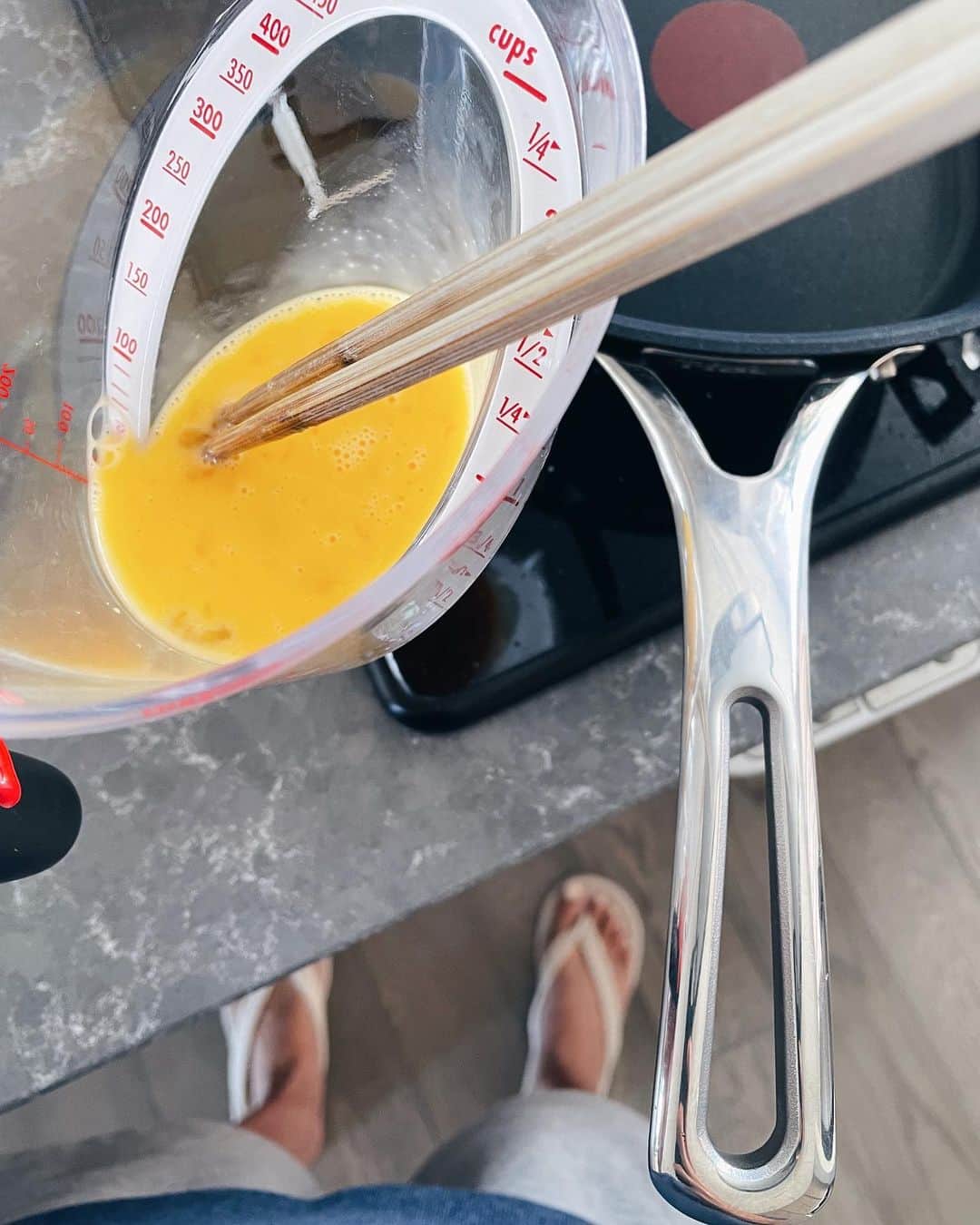 原田沙奈子さんのインスタグラム写真 - (原田沙奈子Instagram)「お休みの日にランチどーする？って聞いたら「おうちピクニックですみっこのキャラ弁食べたい♡」って言うので。 どれだけ手を抜けるかの実験。←  海苔とか切るのが面倒だから（まだ海苔パンチ買ってない）アマネが1番好きな【ねこ】のみ。  オムライスにして残りの焼いた卵と海苔とケチャップでデコレーションするという。 無駄もなく楽で簡単すぎて、これならちょいちょい作ってあげよ🫶と優しい気持ちも保てて、前回より疲労感激減。  正直なんか、雰囲気違うけど。笑 それなりに喜んでくれたから、これからはこの戦法でいくかな。  おかずは酢漬けきゅうり、トマト、コーン。 最近きゅうりは酢漬けにしてる。←白だし入れるのがポイント アマネが異常に好きなのです🥒 （ちなみに我が家に来る子供たちみんな好きで４本くらい作ってもすぐ無くなる）  #お弁当#キャラ弁#キャラ弁すみっこぐらし#おうちピクニック#サナコ_お料理」10月10日 11時50分 - sanakoharada
