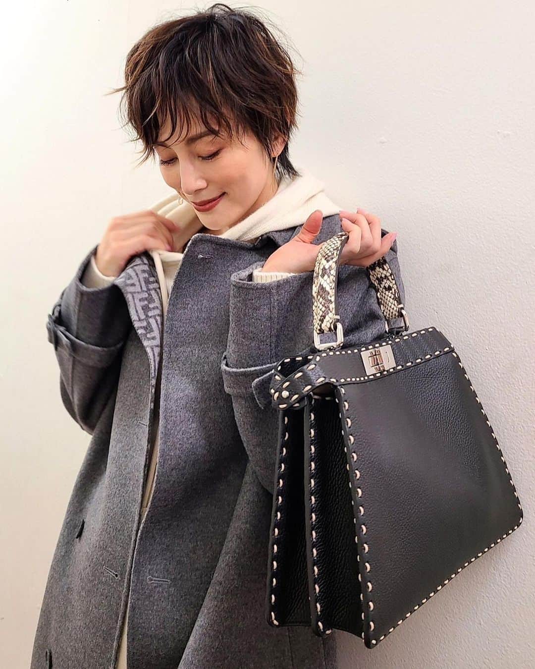 米倉涼子のインスタグラム：「時代を問わず愛されているFENDIのアイコンバッグ「Peekaboo」の 新作カプセルコレクションが登場しました！ アイコニックなステッチとパイソンレザーのハンドルが素敵😘  Enjoy the new capsule collection of the timeless FENDI iconic bag, The Peekaboo! Embellished with hand stitching and python leather handle – ooh, irresistible😘  @fendi @mrkimjones @silviaventurinifendi @delfinadelettrez #fendi #FendiPeekaboo #fendiofficial」