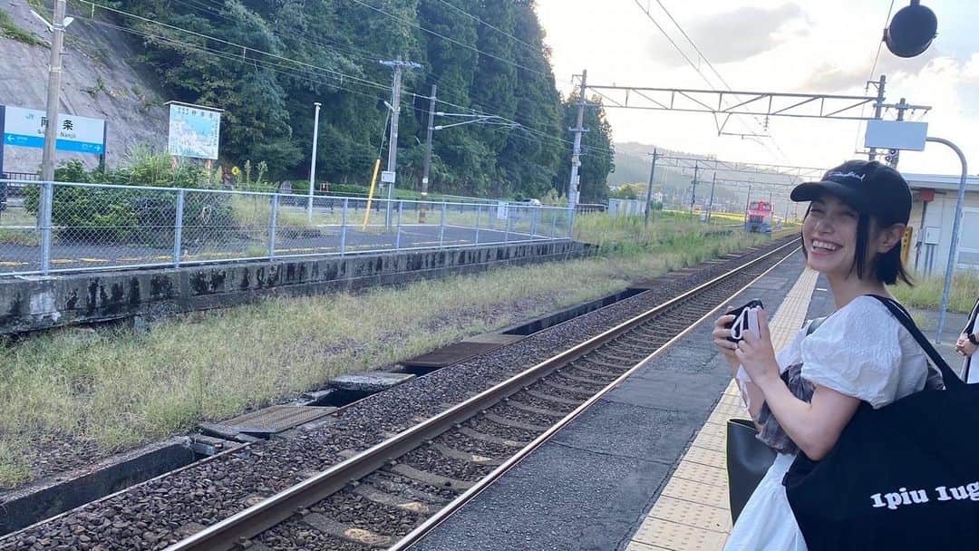 のインスタグラム：「夏の地方公演ツアー思い出📸 たまーに無人駅にくるとテンションあがる  多田愛佳(@lovetannnnnn )ちゃんが 撮ってくれました！ありがとう！🙏✨  #ミュージカル #人魚姫 #思い出pic #福井県 #らぶたん #寺田有希 #teradayuki #フリーランス女子」