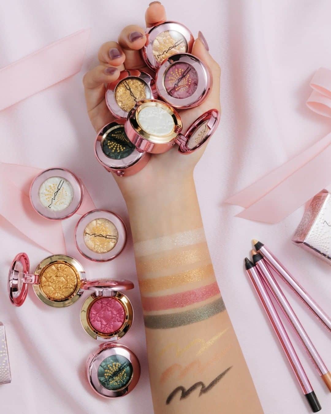 M∙A∙C Cosmetics Japanのインスタグラム：「＼店頭予約まであと4日！／ #MACクリスマスコフレ2022  氷のように冷たくはじけるバブルと、セクシーで贅沢なリボンで彩られた世界へようこそ✨ ホリデーシーズンにぴったりな、華やかさを演出するアイシャドウ、アイライナー、リップ、ハイライトのスウォッチをチェック👉 　 画像2枚目： 🎀スパークラー アイシャドウ (全5色) 🎀 M･A･C パワーポイント アイ ペンシル (全3色) 画像3枚目： 🎀パウダー キス リキッド リップカラー (全5色) 画像4枚目： 🎀ラスターガラス シアー シャイン リップスティック (全5色) 🎀フィジー フィールズ リップ バーム ：テイスト フォー バブルズ (全1色) 画像5枚目： 🎀エクストラ ディメンション スキンフィニッシュ：ラップド イン ゴールド (全1色)  2022/10/14(金) 全国店舗予約開始 2022/10/18(火) オンライン先行発売 2022/10/21(金) 全国発売 　 #MACBUBBLESANDBOWS #MACHOLIDAY #MACバブルズアンドボウ」