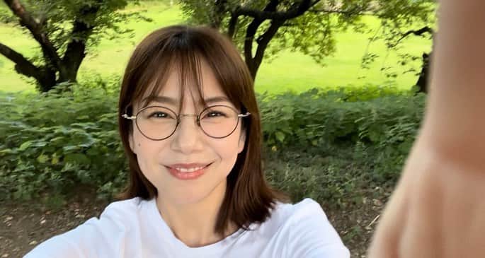 のインスタグラム：「⁡ ⁡ 1010！わーい32歳！ ゆっくりコツコツな自分のことを意外と気に入っているので 今後もやりたいことを楽しく地道にやっていきます✌️☺️ ⁡ ⁡ いつもありがとうございます。 これからもよろしくお願いします。 はじめましての方もよろしくお願いします。 ⁡ ⁡ 動画は小学生たちと順番に並んで滑った夏🛝と ステップを踏みながら鳥を紹介して 「アリーナ！スタンド〜！」と言いたいところを ステンド〜✨！ｯｯ？ｽﾃﾝﾄﾞ？と急にnative出ちゃって みんなで笑っている昨年の冬です🧶」
