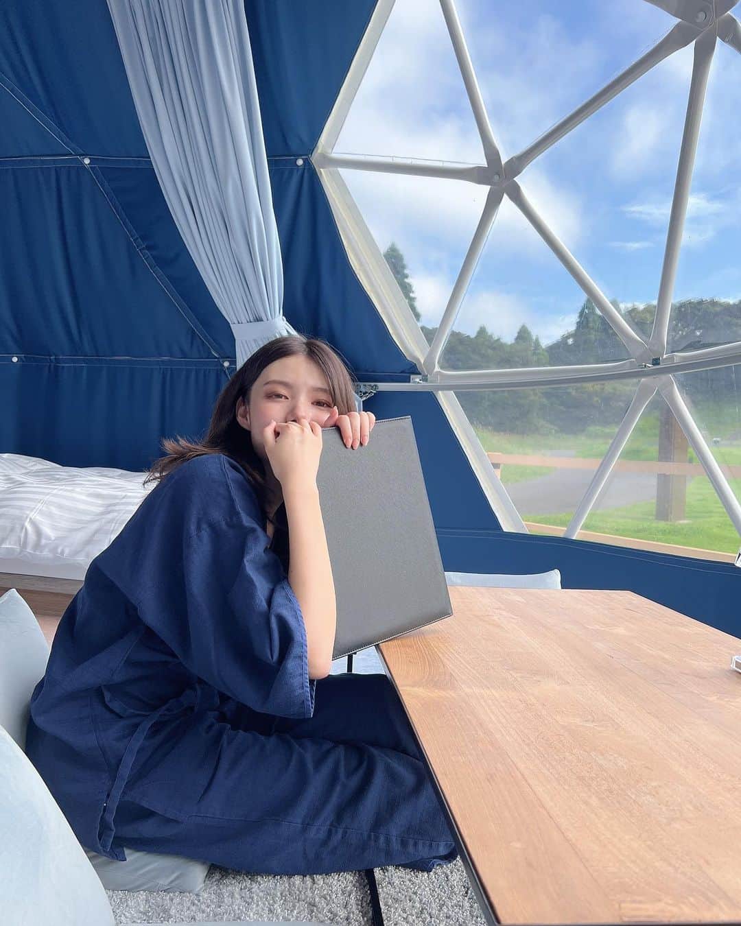 のインスタグラム：「完全にオフモード…🙈  3連休最終日ですね☕️ 皆さんリフレッシュできました？☺️  からっとした夏らしさと少し冬のにおいが混ざり合う秋の空気 気心地良くて好きだなあ🌿  #koc見たよコメありがとうございます #ひょっこり #グランピング  #オフモード  #お昼からビール #自然大好き」