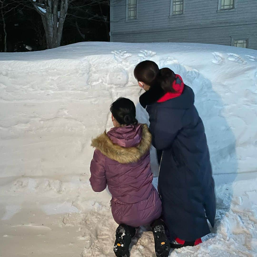 大島優子さんのインスタグラム写真 - (大島優子Instagram)「七人の秘書 THE MOVIE は雪の中での撮影⛄️❄️  みんな凍えながら撮影してました  そんな中、不二子と三和は 無邪気に雪と戯れる🤍  #七人の秘書」10月10日 12時58分 - yuk00shima