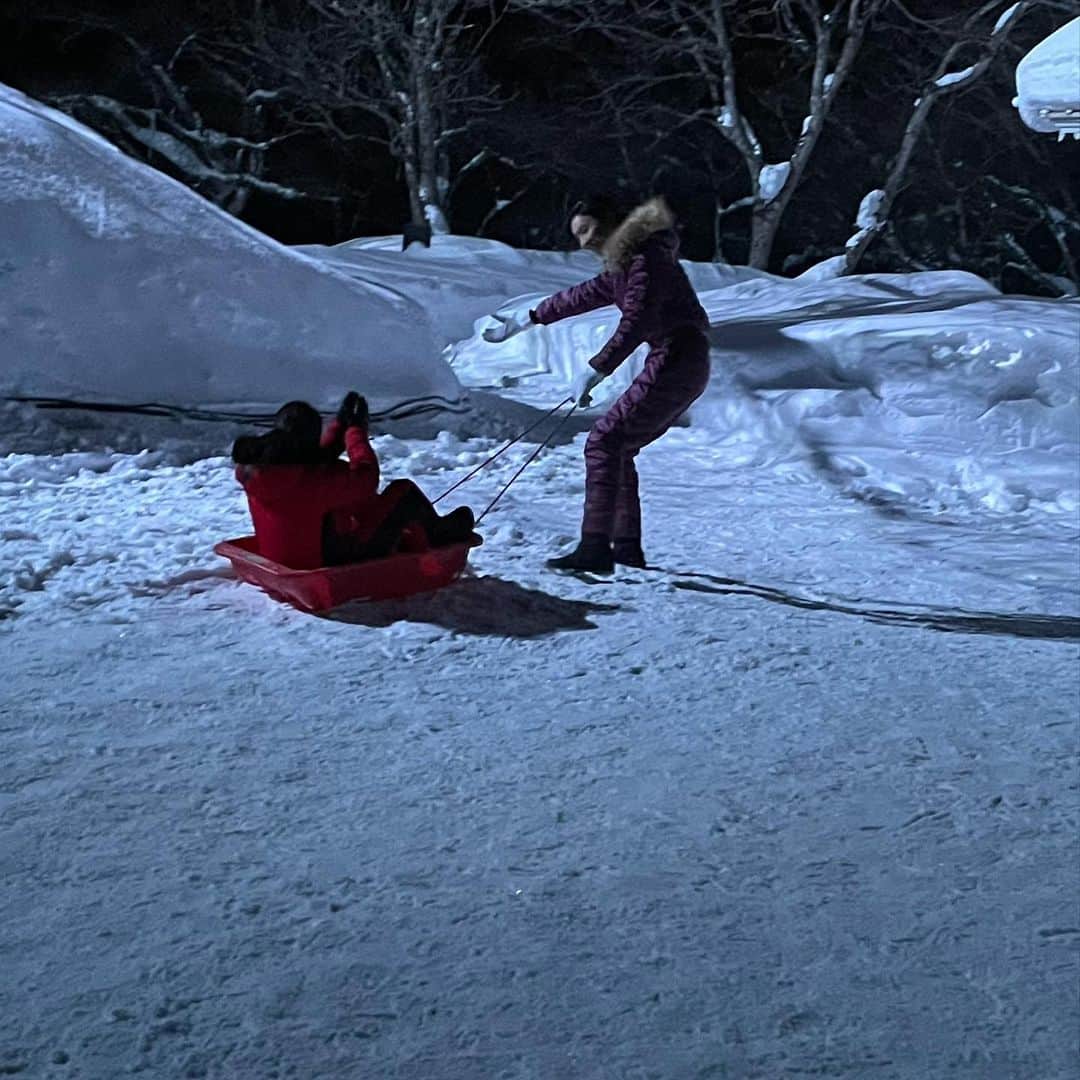 大島優子さんのインスタグラム写真 - (大島優子Instagram)「七人の秘書 THE MOVIE は雪の中での撮影⛄️❄️  みんな凍えながら撮影してました  そんな中、不二子と三和は 無邪気に雪と戯れる🤍  #七人の秘書」10月10日 12時58分 - yuk00shima