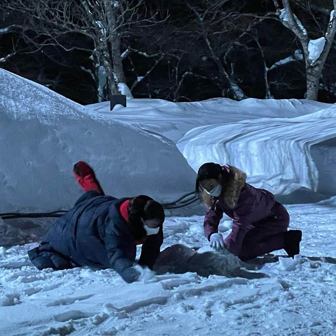 大島優子さんのインスタグラム写真 - (大島優子Instagram)「七人の秘書 THE MOVIE は雪の中での撮影⛄️❄️  みんな凍えながら撮影してました  そんな中、不二子と三和は 無邪気に雪と戯れる🤍  #七人の秘書」10月10日 12時58分 - yuk00shima