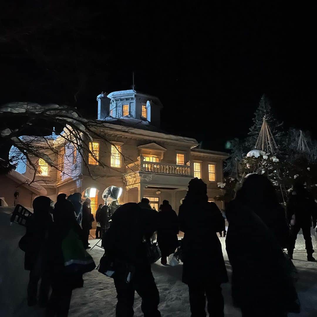 のインスタグラム：「七人の秘書 THE MOVIE は雪の中での撮影⛄️❄️  みんな凍えながら撮影してました  そんな中、不二子と三和は 無邪気に雪と戯れる🤍  #七人の秘書」