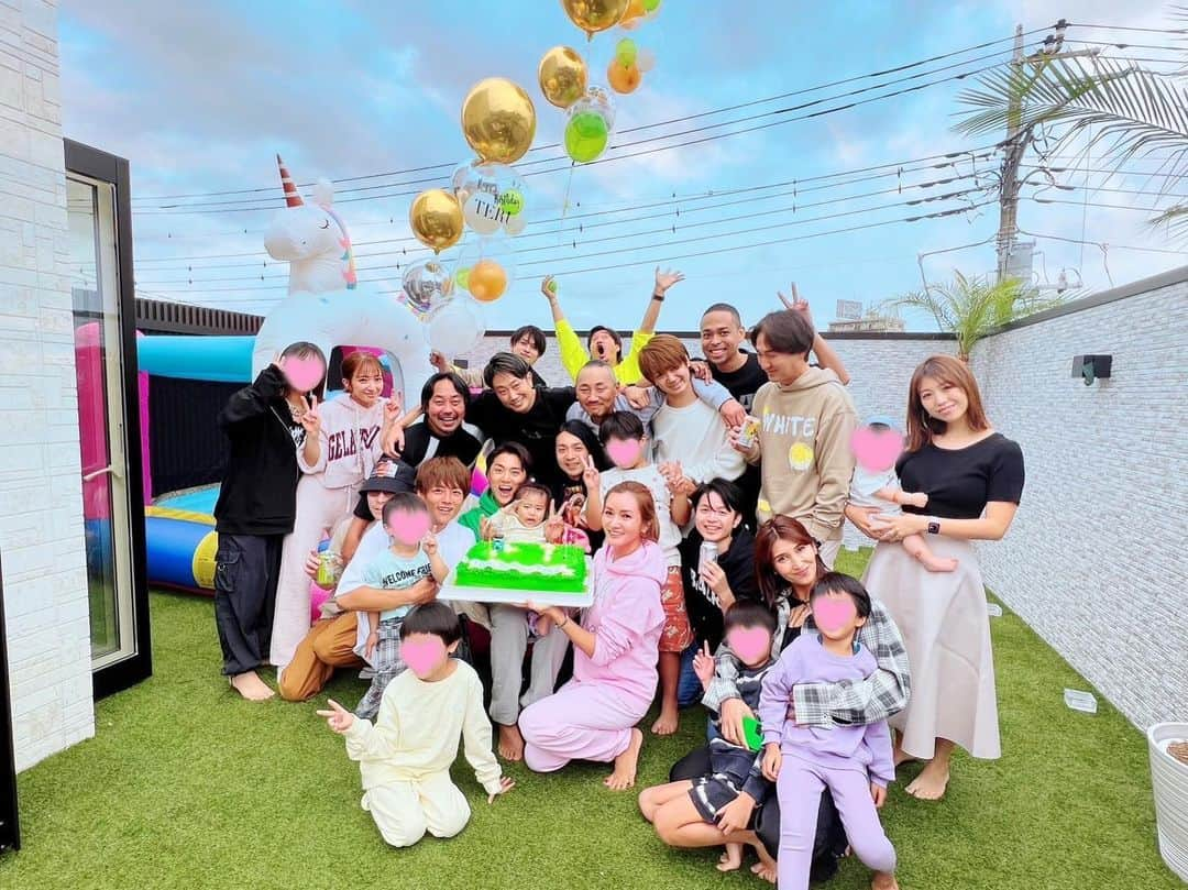 久永輝明さんのインスタグラム写真 - (久永輝明Instagram)「昨日は誕生日BBQを杉浦太陽・辻希美邸にて開催してもらいました(^^) コロナ期間もあったので、久しぶりに仲間に会えた楽しさ、喜びはひとしおでした。 また、多くのメンバーが20年レベルの付き合いでそれぞれの成長や老い方は1日では語りきれませんでしたww 年末のクリスマス忘年会はガッツリ幹事しますので、語り尽くしたいねーw そして、今回参加出来なかったメンバーは頑張って都合つけてねーw そしてたくさんのお祝いコメントやお気持ちを届けてくれた方々にも感謝を👍 とにかくハッピーな42歳の幕開けです。本年もよろしくお願いします。 そしてお母さんに「産んでくれてありがとう」。」10月10日 13時12分 - teruakifukuoji