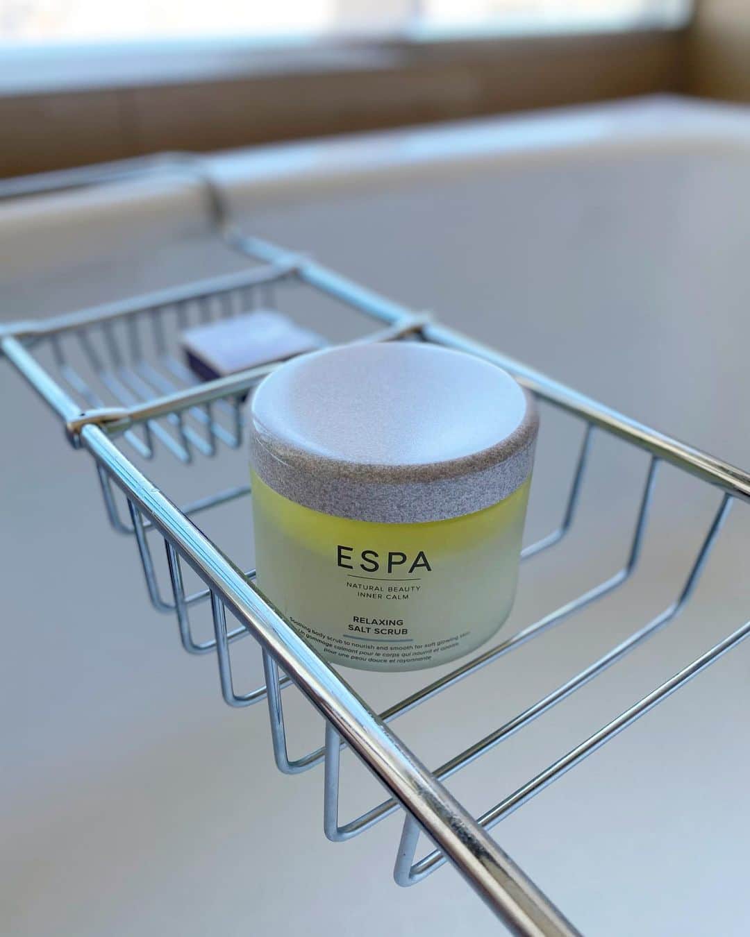 冨張愛のインスタグラム：「お肌つるっつるになる🛁 大好きなスクラブ。 嬉しいプレゼント😚🎁 #ESPA #ritzcarltontokyo」