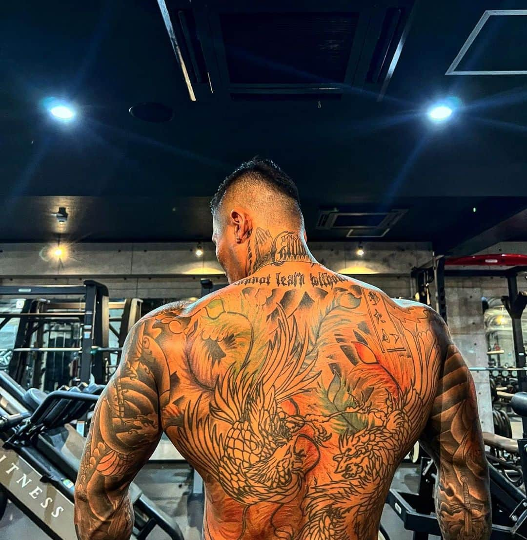 中村直輝さんのインスタグラム写真 - (中村直輝Instagram)「#tattoo #japanesetattoo #和彫 #fashion #bodybuilding #背中　  自分で見えないからこだわる背中。」10月10日 15時19分 - _naokinakamura_