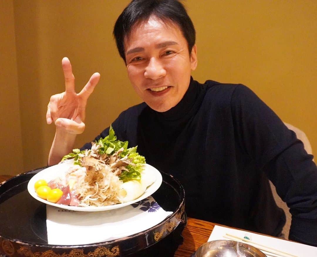 郷ひろみさんのインスタグラム写真 - (郷ひろみInstagram)「今日のランチは、秋田の濱乃家さんで、きりたんぽ鍋を食べてきたよ。 今夜のコンサートも力がみなぎっているから、すごいよ❗  #郷ひろみ#hiromigo」10月10日 15時26分 - hiromigo_official
