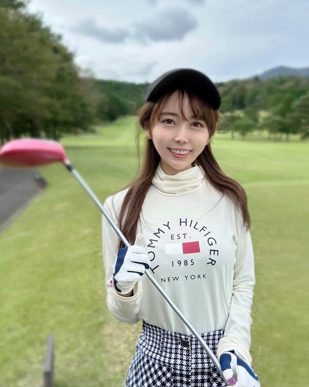 のインスタグラム：「最近始めたゴルフ🏌️‍♀️ なんと！！昨日のラウンドで、生まれて初めてバーディーを取りました(完全なる奇跡&まぐれ)👏✨  ただ、途中調子が崩れに崩れまくり、、、トータルのスコアは散々の結果に😂 ちゃんと練習しよっと✨笑  #ゴルフ #富士国際ゴルフ倶楽部 #静岡 #御殿場 #ゴルフ女子 #ゴルフウェア #ゴルフコーデ #トミーヒルフィガー #tommyhilfiger #golf #golfwear #アナウンサー #辻満里奈」