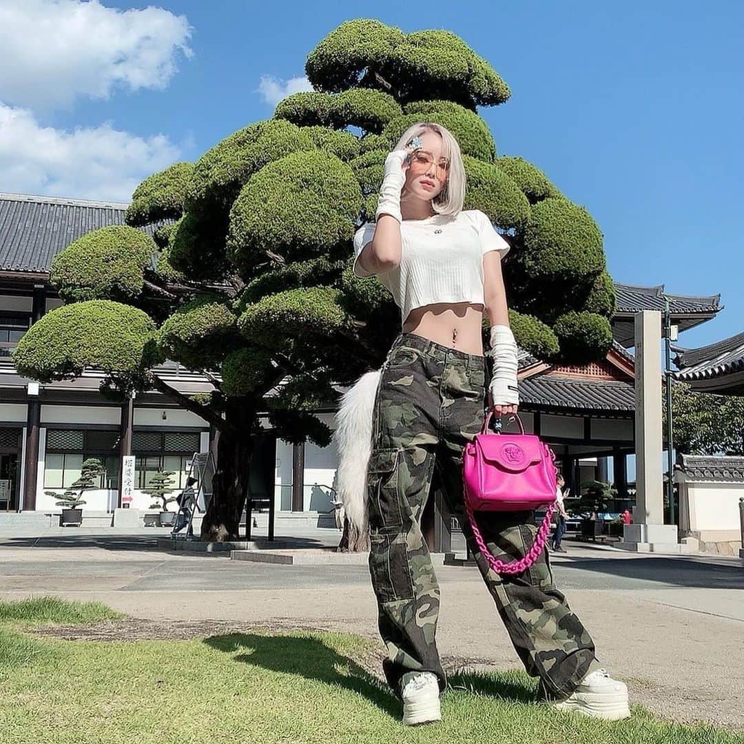 りいにゃんのインスタグラム：「@versace  . . . . . . . #まぶし」