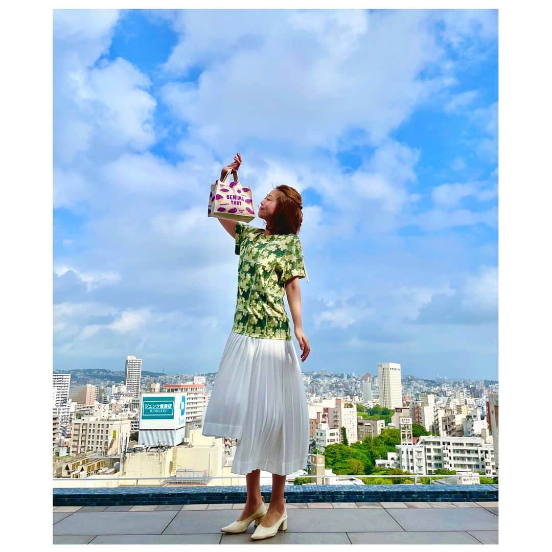 龍真咲のインスタグラム：「沖縄🌞🌞🌞  先日の沖縄でのお仕事。台風で中止になったイベントもあり、、収録に変更になったり。国際通りから5分くらいの所にある素敵なホテルにて。屋上からは那覇を見渡す景色。いつもはリゾートに行く事が多いので今回は新しい沖縄を発見しました😊  オフになった日は、那覇泊は初めてだったので散策⤴︎そしてそんな日に限って凄く蒸し暑かった💦戦利品は人参シリシリ用人参刷り器🥕大根でも何でもシリシリ風に出来るらしい！Monacoにいる時に人参消化の為にシリシリを作ったのだけど、チーズ削り器でしたら、ふわっふわの人参炒めになってしまったので見つけた時はうわっ！！！即買い！！でした笑  SDGsマーケットでもお買い物🛍 @saveme_jp uvクリーム。これは本当に優秀最強でこれまで出会った日焼け止めの中でテクスチャーも成分もつけ心地も1番✨しかもマルチビタミンとヒアルロン酸配合。トーンアップ効果もありファンデいらずです‼︎ @greenpearl_2020 生胡椒は試食した瞬間想像以上の爽やかな香りとスパイシーさでむせました笑。そのくらい一粒でもパンチのある一品🤜固くなく、口の中で弾けます！新しい胡椒感覚！ @eitena_official アパタイト配合で余計なものが一切入っていない歯磨き粉🦷どちらかというとエイジングケアにも強い製品かもしれません。口の中に入れるものは気を使うお年頃です☺️ そして最後はKISEKIのシークワーサージュース。もともと今回シークワーサージュースを探していて、何なら果実も買って帰りたいと思っていたところに出会いました。雑味苦味がなく飲みやすいです⤴︎わたしは炭酸で割るのが好きです🥤果実は、ファーマーズマーケットで見つけました！  楽しかったな、沖縄🌺 SDGsキャンプや珊瑚苗床作り🪸やりたかったなぁ。。。。 また来年あったら呼んでください笑  お洋服は @stellamccartney  バッグは @okashigoten 紅芋タルトのトートバッグはお仕事バッグ🛍 靴は @lappartement_jp   #happyearthfesta2022  #happymoman」