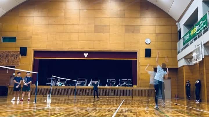 のインスタグラム：「10月10日スポーツの日。本日は東京都中央区にてバド教室行いました🏸 本来であれば @bdmntnfujiimizuki ちゃんが講師予定でしたが体調不良のため代打担当させて頂きました🙆‍♀️ 小学生の部、中学生の部と2部構成で行ったのですが、コートに入りっぱなしだと終わったら足がプルプル〜笑笑 ブランクは隠しきれませんでしたが私も楽しかったです😃☝️ 何より子供たちの笑顔が嬉しかったなぁ🙆‍♀️ 参加くださった皆さん、スタッフの皆さんお疲れ様でした🙋‍♀️🙇‍♀  動画は見本で打ち分けの様子です😬☝️  #中央区 #バドミントン教室」