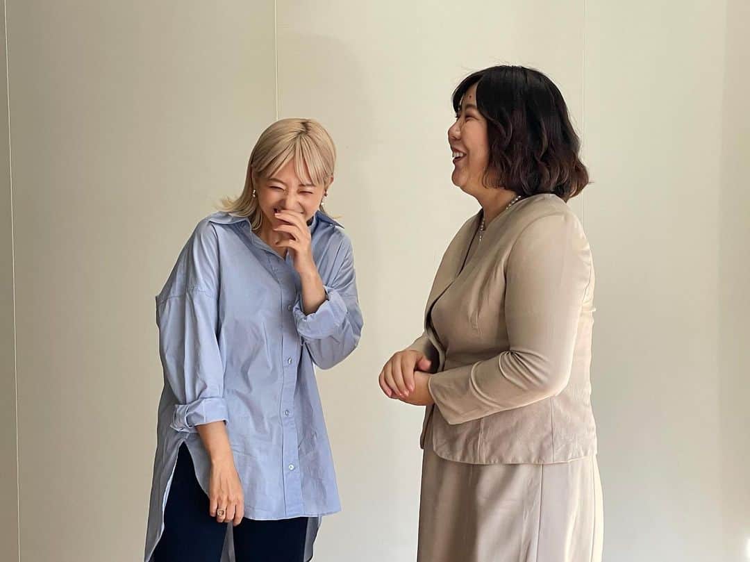 伊藤千晃のインスタグラム：「性教育アドバイザーの、 のじまなみさんと子供の性教育について対談しました。 ⁡ 子供の性教育は何歳から教えるのがいいのか、 どんなことから始めればいいのか、 わからないことだらけの問題に対して、 明るく楽しく前向きに応えていただきました！ ⁡ 今月発売のInredを是非ご覧ください😊 ⁡ @inrededitor  hair&make @izumi.may  styling @utsumisaoriii   tops,pants @wray.jp  shose @yelloshoes_official   #性教育 #のじまなみ #フェムテック」
