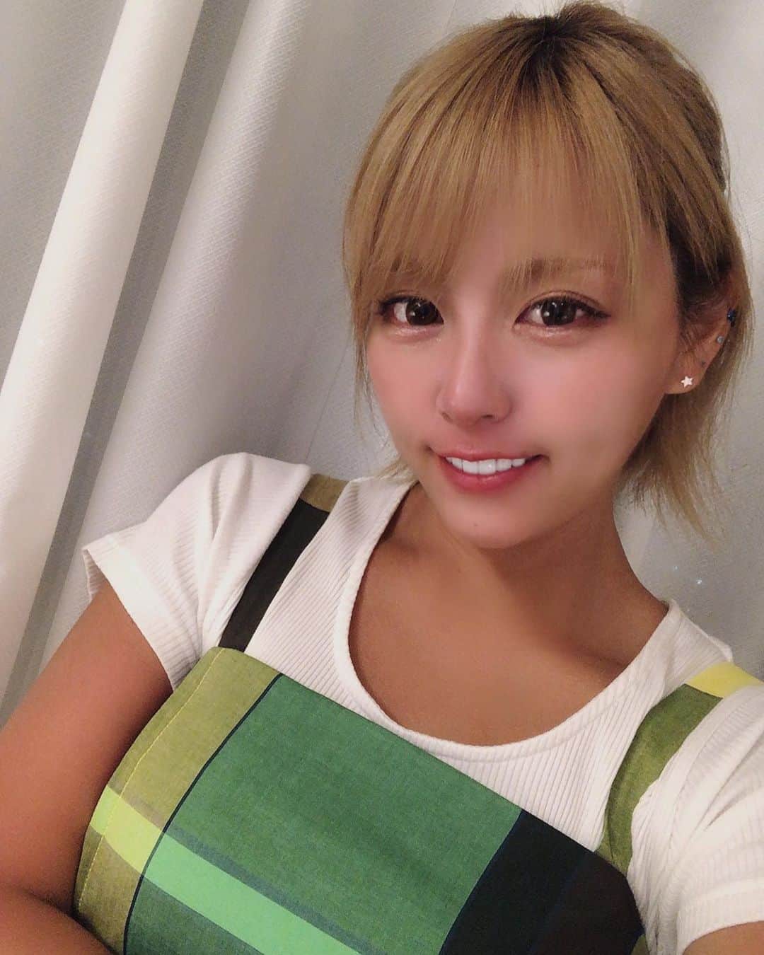のインスタグラム：「★  今年は美白♡♡ 去年はまっくろ〜  どっちがすーきー？笑笑  #イチコメ特典メンション  #篠崎ゆうき」