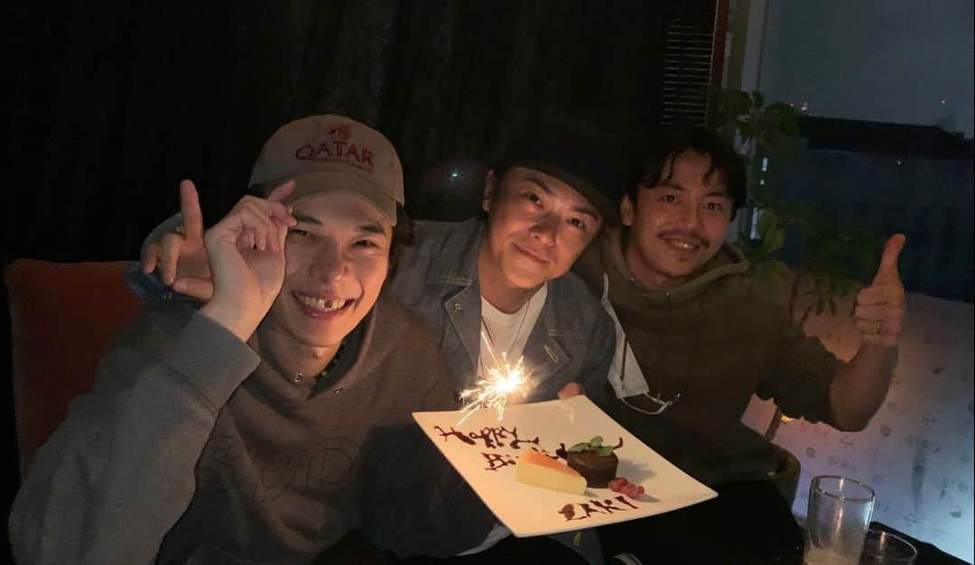 のインスタグラム：「29歳になりました。 皆さん、いつもありがとうございます。 20代最後の年も悔いのないように毎日を生きていこうと思います。  誕生日の夜はいつも気遣ってくださる先輩方にサプライズでお祝いしていただき感無量でした。 ありがとうございました😳  皆さんこれからも宜しくお願いします。」