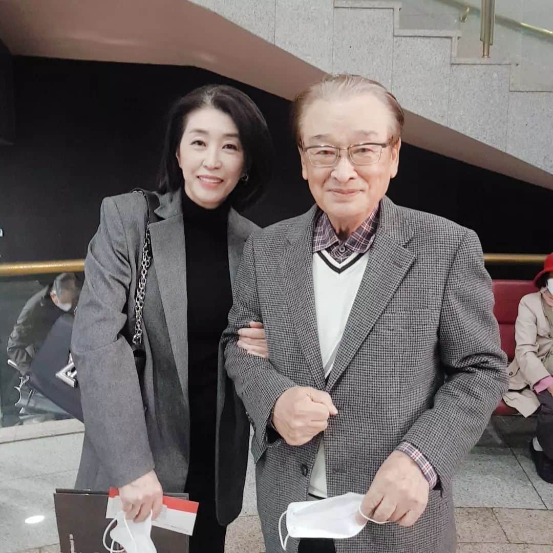 キム・ミギョンのインスタグラム：「서울 관악극회 '위선자 따르뛰프' 공연관람.  존경하는 이순재선생님을 뵙고 사진 한장^^ 정정하신 모습을 뵈니 참 좋습니다. 선생님. 오래오래 건강하세요 ❤❤❤」