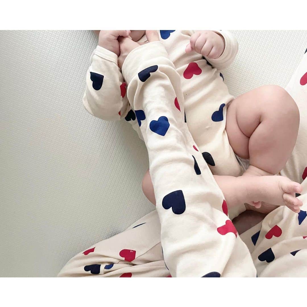 kumiのインスタグラム：「ペアルックでのんびりday☺︎☺︎  私の指をパクっ！かじかじ... ん？何か感触が..ってこんにち歯🦷してるぅ！🫶🏻😮  びっくり嬉しい成長♡ 愛おしい日々をありがとう。  #petitbateau #petitbateaubaby」