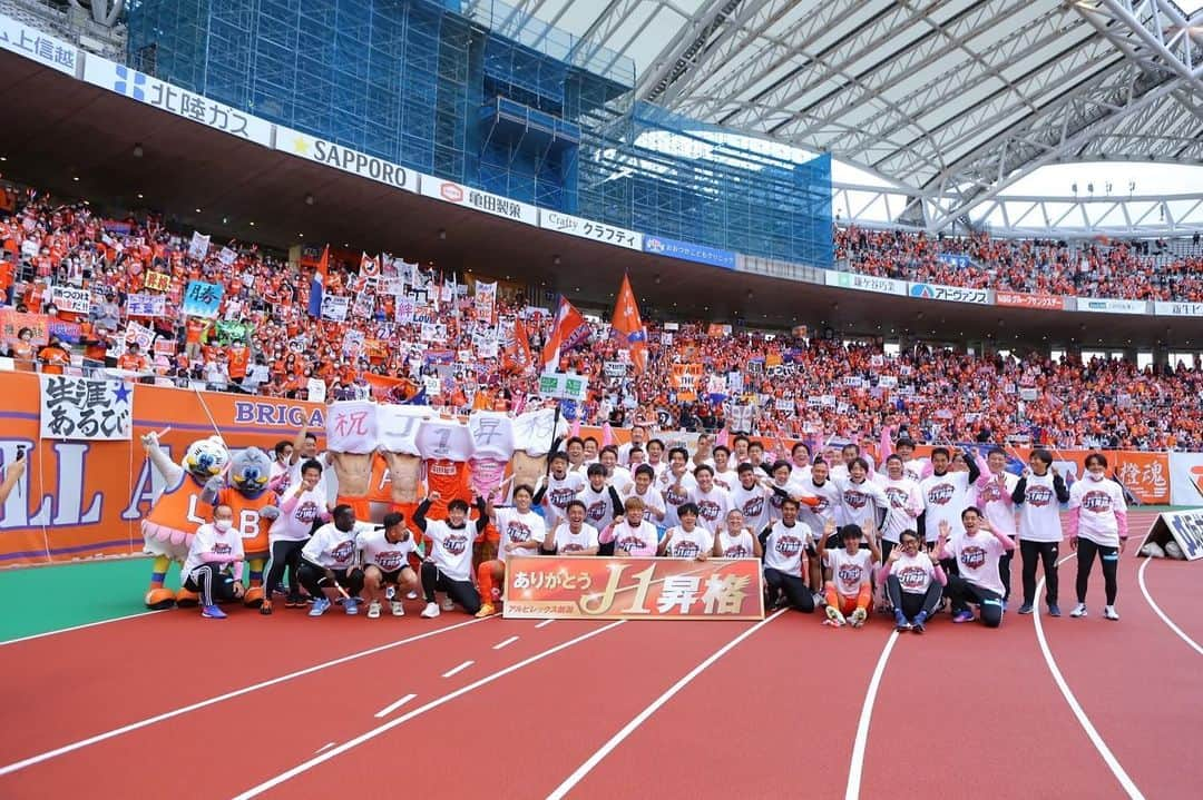 伊藤涼太郎のインスタグラム：「昇格❗️❗️ 最高の後押し、最高の雰囲気を作ってくれたファン・サポーターの皆さん、本当に感謝しています。 優勝に向けて後もう一走り、よろしくお願いします！ #アルビレックス新潟 #伊藤涼太郎 #13」