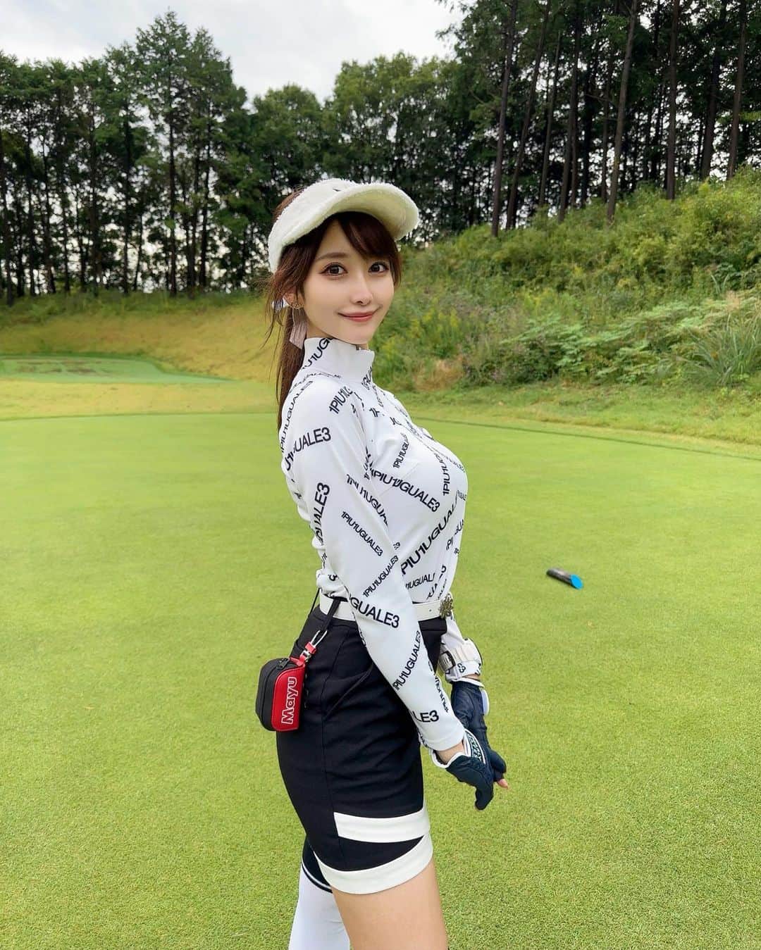 のインスタグラム：「. 🖤🤍🖤 . @1piu1uguale3_golf コーデ🦢 モノトーンでかっこいい感じに🖤 ウノピュのウェアはシルエットが綺麗だし、生地感も良くてすき☺️✨ . . スコアは🟢47.49-96（35putt） ここ最近で最悪のスコア。。 パーをひとつしか取れてないの〜🥲 ダフるしトップするしチョロするし なかなか大変な感じでした⛳️涙 . . #ゴルフ女子#ゴルフ#ゴルフウェア#ゴルフコーデ#ウノピュ#ウノピュウ#ウノピュウノウグァーレトレ#成田ゴルフ倶楽部#golf#golfswing#golflife#golfstagram#golfcourse#golfclub#golfday#1piu1uguale3#1piu1uguale3golf」